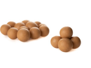 PRALINE DI CIOCCOLATO CON CIOCCOLATO BIANCO AL CARAMELLO E NOCCIOLE